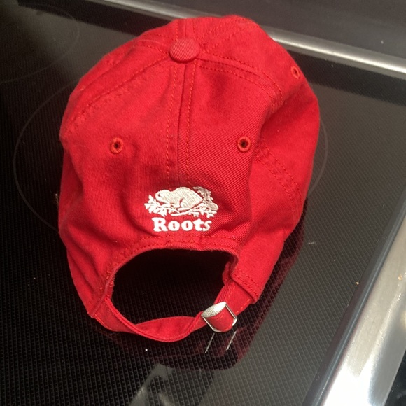 Roots red hat - Picture 2 of 6